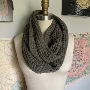 Women’s / Unisex Dark Olive Green Chunky Knit Infinity Scarf